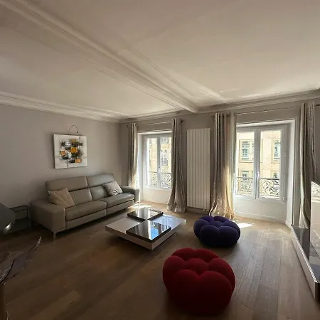 Bright In The 8th Arrondissement, Miromesnil, Super *